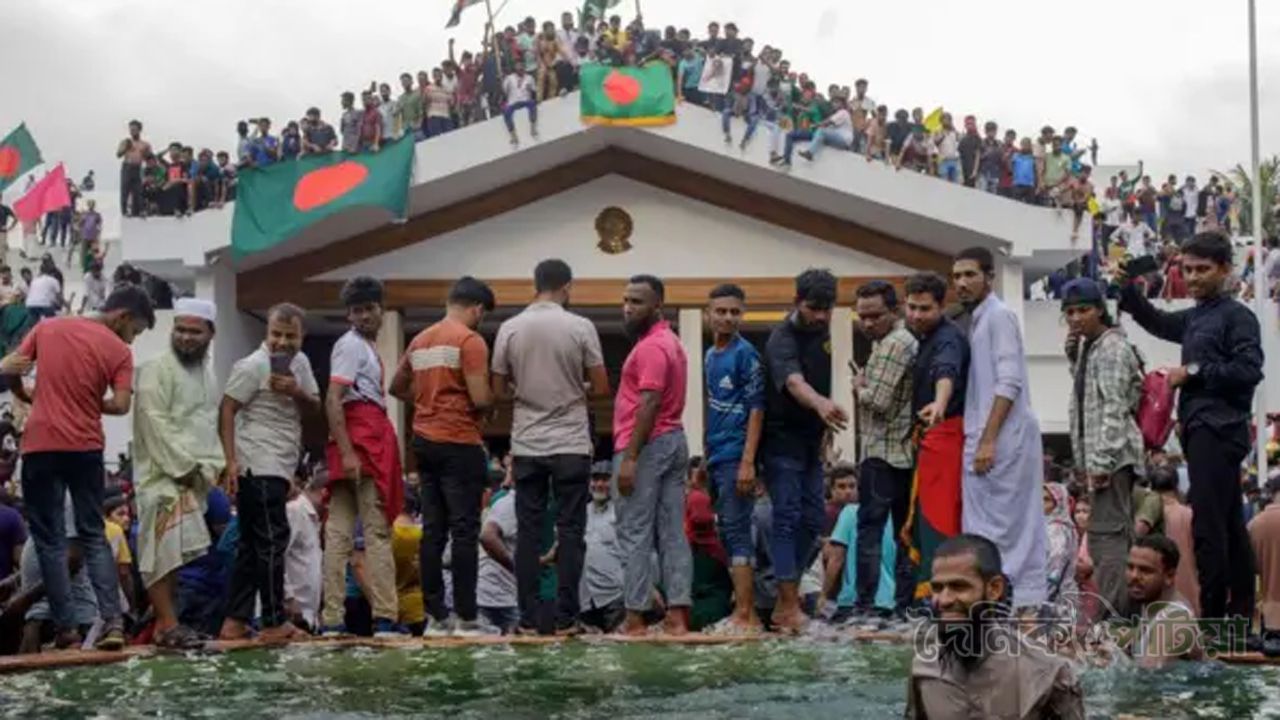 শেখ হাসিনার বিদায়ের পর প্রধানমন্ত্রী কার্যালয়ে উচ্ছ্বসিত আন্দোলনকারীরা