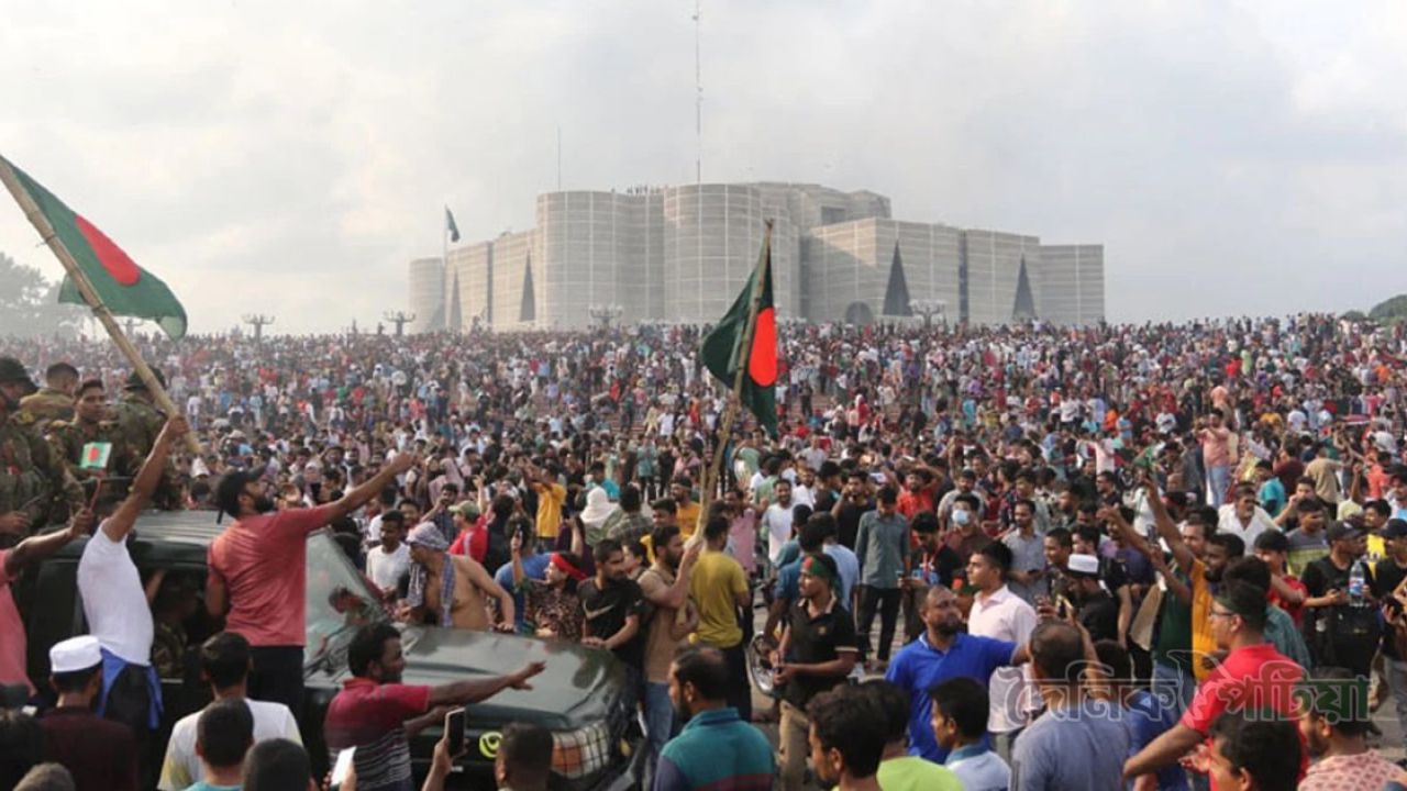 কারফিউ ভেঙে রাজপথে জনস্রোত, বদলে যায় বাংলাদেশের রাজনৈতিক ইতিহাস