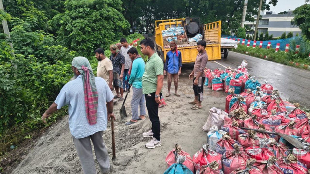 ভারী বৃষ্টিতে চাঁদপুর সেতুর সংযোগ সড়কে ধস, চলছে সংস্কার