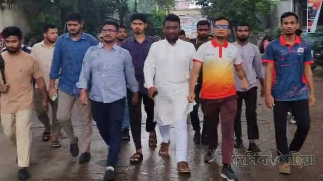 জবি ক্যাম্পাসে জকসুর ভিপিসহ ছাত্রশিবিরের নেতারা