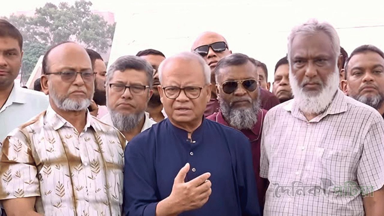 কথা বলছেন প্রধানমন্ত্রীর রাজনৈতিক উপদেষ্টা ও বিএনপি সিনিয়র যুগ্ম মহাসচিব রুহুল কবির রিজভী