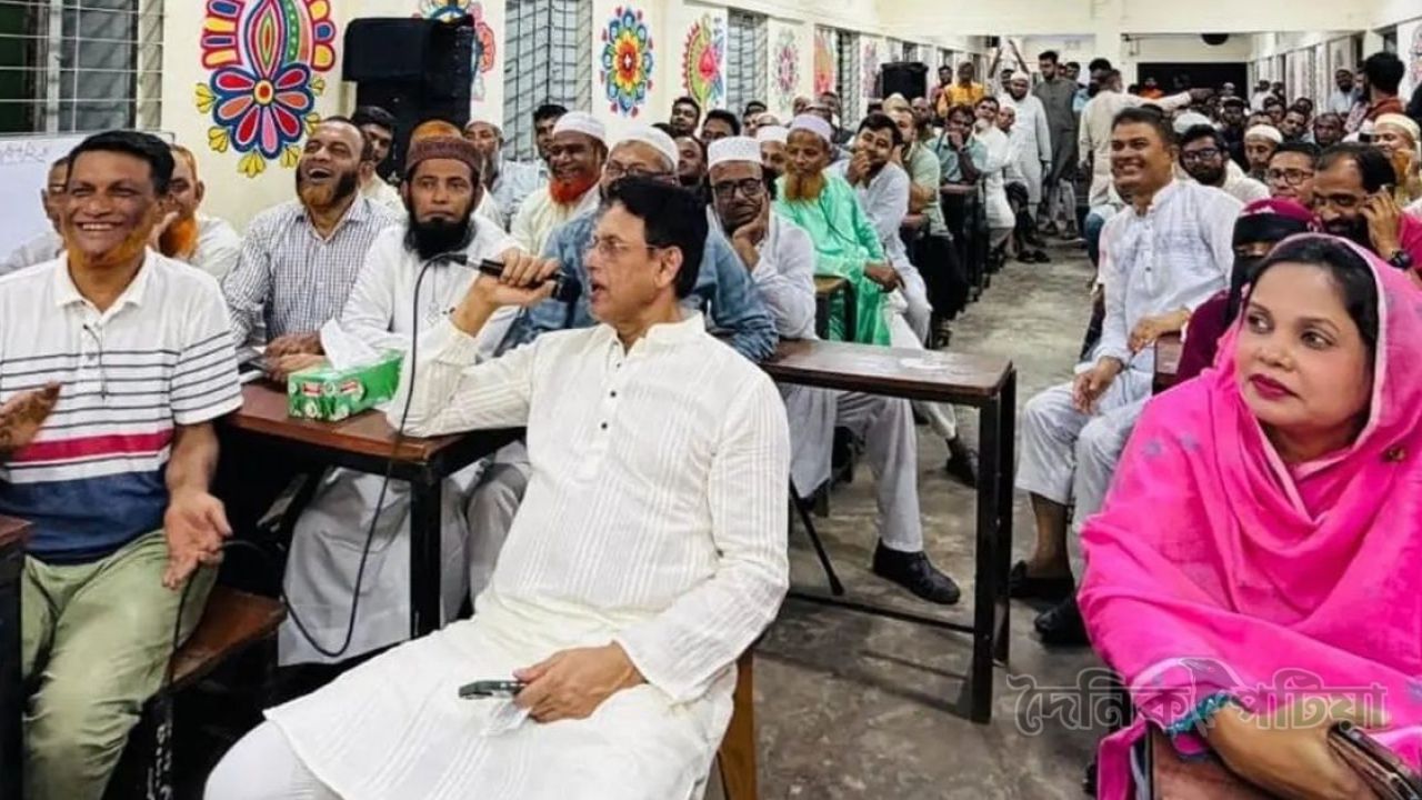 মঞ্চ ছেড়ে নেতাকর্মীদের সারিতে বসে কথা শুনলেন শিক্ষামন্ত্রী