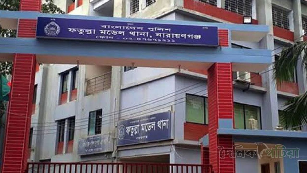 স্বামীকে পাশে বসানোয় ছাত্রীদের প্রতিবাদ, বিশ্ববিদ্যালয়ের বাস ভাঙচুর