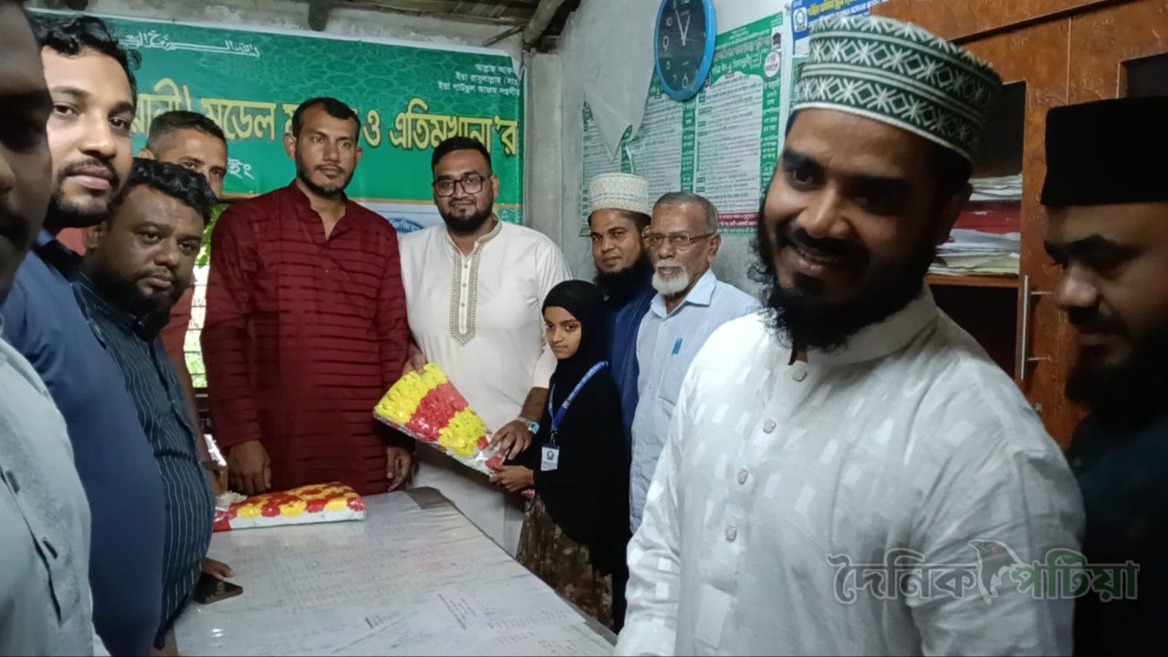 বাঁশখালী'র বন্যার্তদে'র পাশে দাড়িয়েছে পটিয়ার কোলাগাঁও বাসী