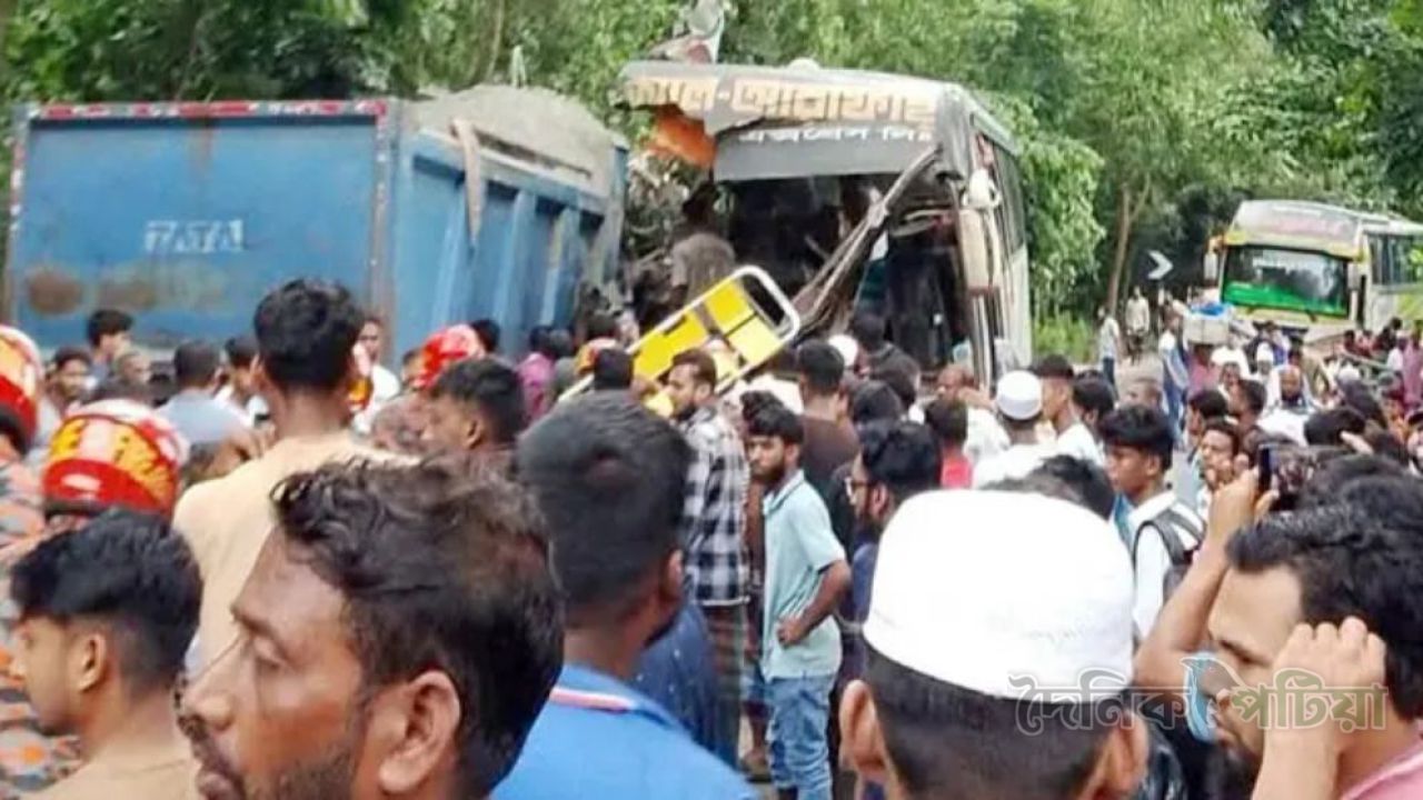 চাঁদপুরে বাস-ট্রাক মুখোমুখি সংঘর্ষে নিহত ৩