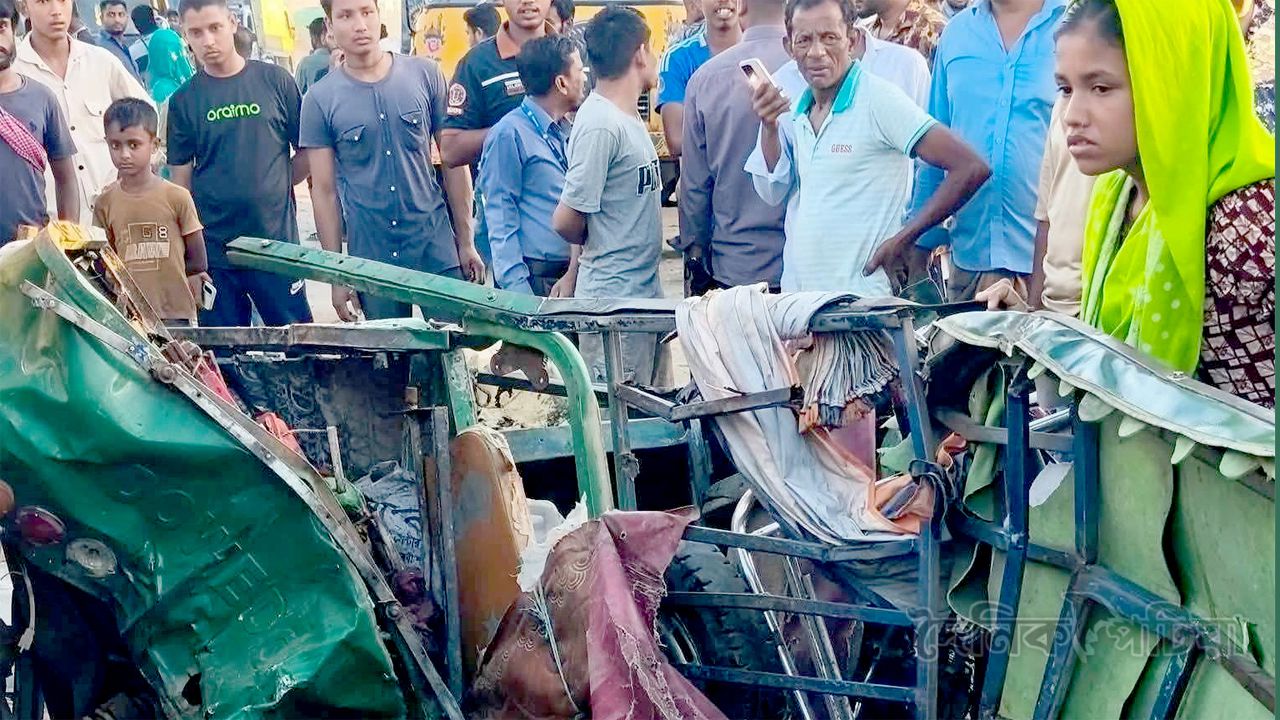 পিকআপভ্যানের ধাক্কায় দুর্ঘটনাকবলিত টমটম