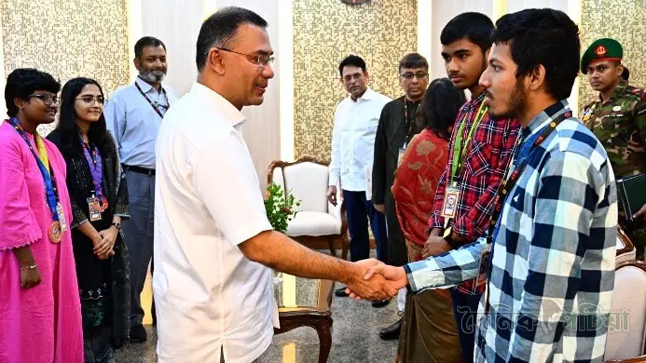 প্রধানমন্ত্রী তারেক রহমানের সাথে গণিত অলিম্পিয়াডের পদকজয়ী শিক্ষার্থীদের সাক্ষাৎ