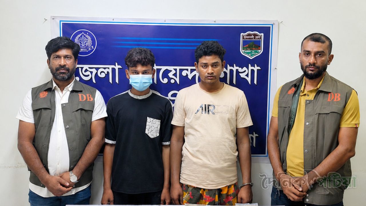চাঁপাইনবাবগঞ্জে ২ কেজি ৩২০ গ্রাম হেরোইনসহ দুজন আটক