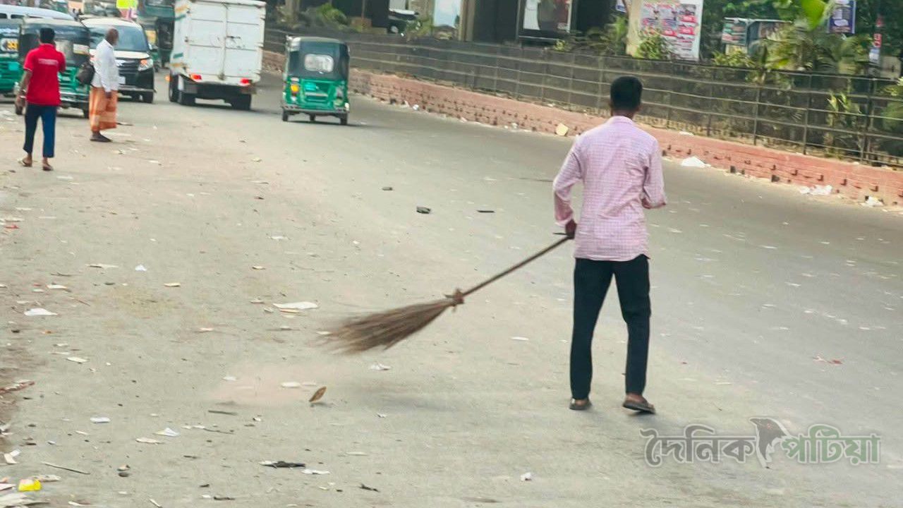 ঈদে মিলাদুন্নবীর র‍্যালি শেষে পরিচ্ছন্নতায় চসিকের সেবকরা 