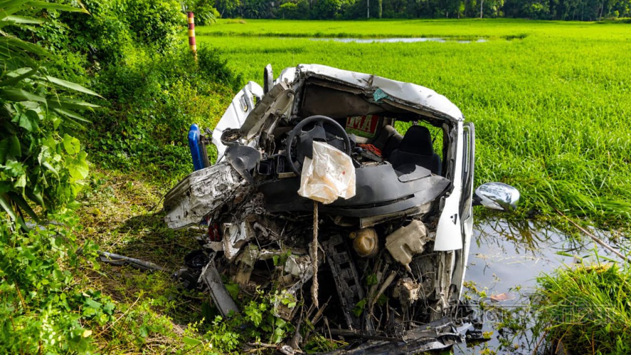 গুরুদাসপুরে লাশবাহী অ্যাম্বুলেন্স-কাভার্ডভ্যান সংঘর্ষে আহত ৮