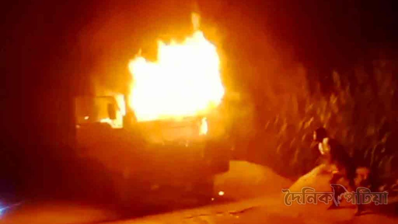 সিরাজগঞ্জে মহাসড়কে দাঁড়িয়ে থাকা ট্রাকে আগুন
