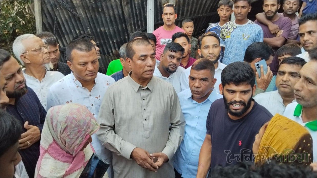 পটিয়ার জঙ্গলখাইনে অগ্নিকাণ্ডে ক্ষতিগ্রস্ত পরিবার পরিদর্শন করলেন এমপি এনামুল হক এনাম